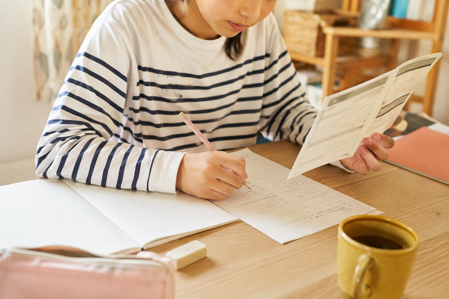 自宅で英語教材に取り組む中学生の手元